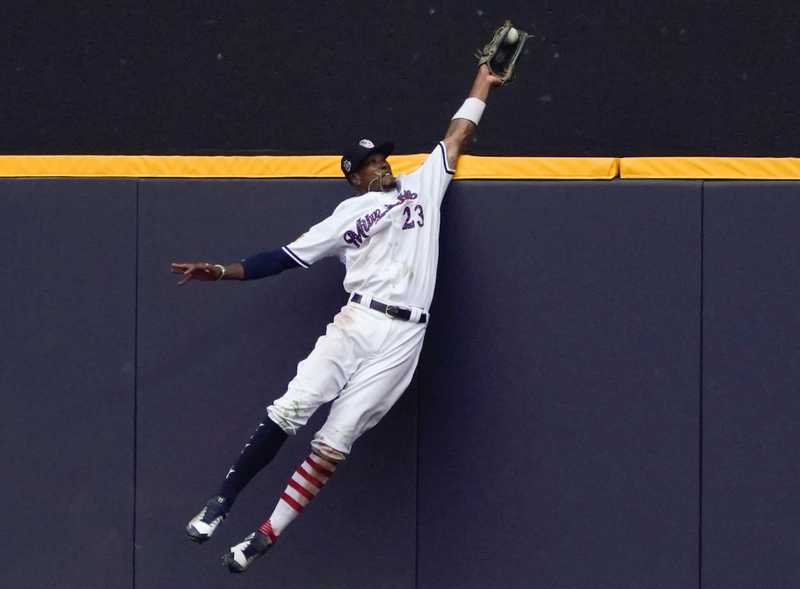 Illustration for article titled Brewers Outfielder Keon Broxton Was Pumped After His Fantastic Home-Run Robbery
